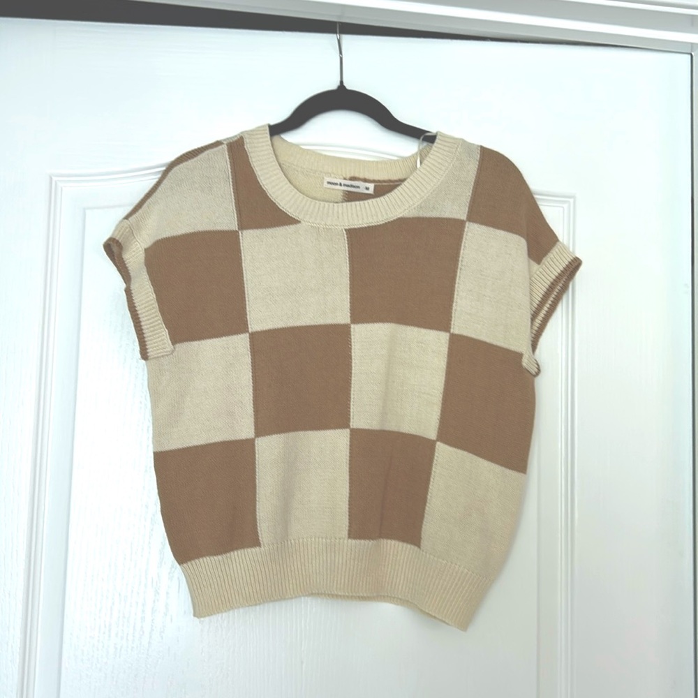 Cream/tan checkered sleeveless sweater